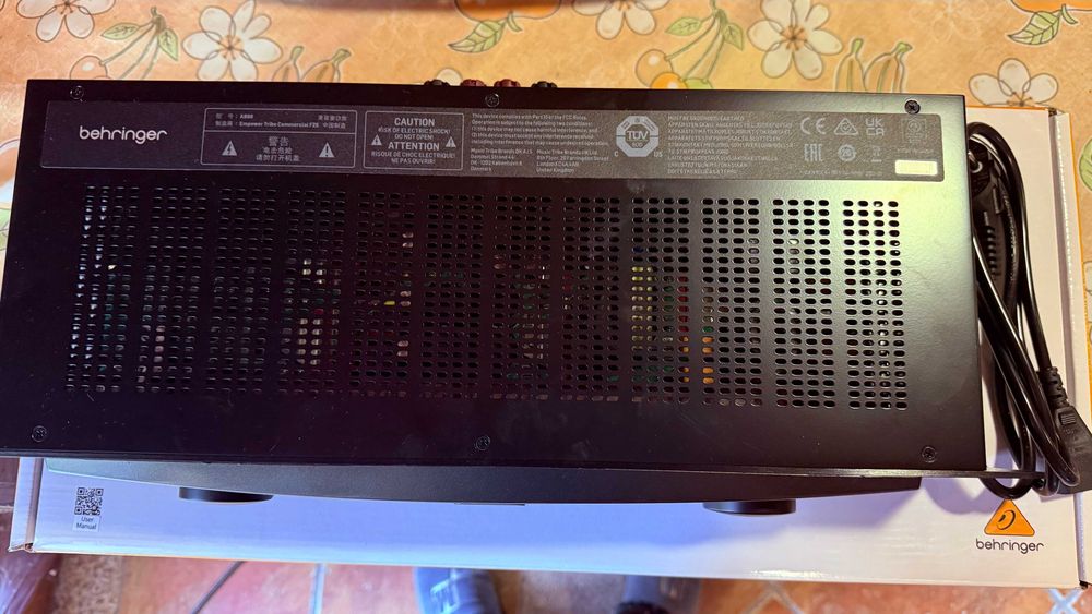 Amplificador Behringer A800