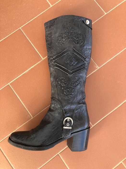 Botas pretas Helsar 100% pele c/ padrão de relevo