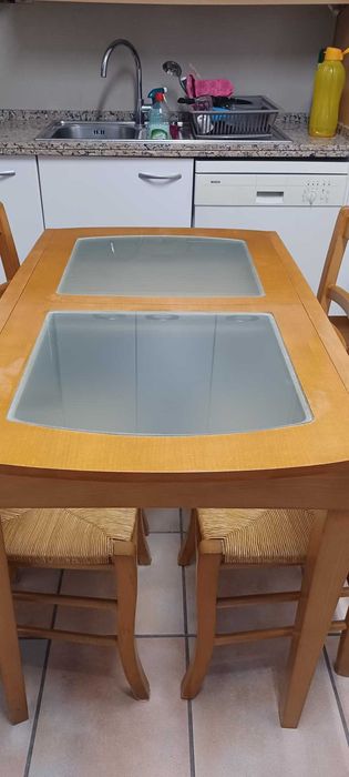 Mesa de cozinha de madeira e vidro com 4 cadeiras