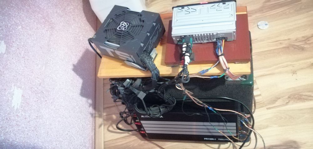 Sprzęt muzyczny z głośnikami