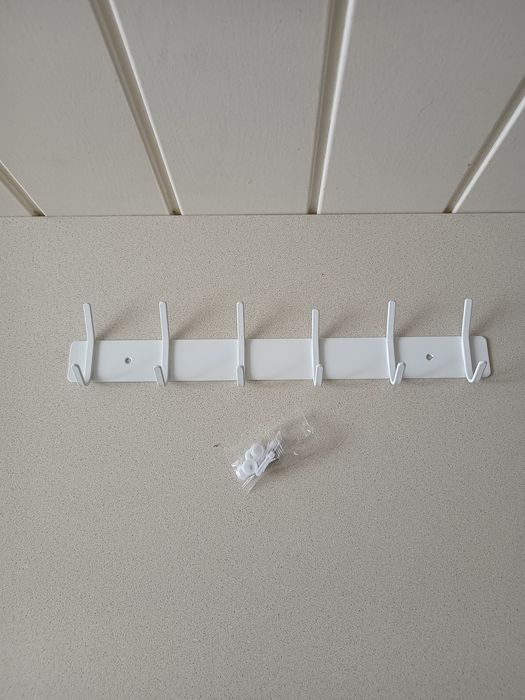 Wiszący biały wieszak na ubrania, kurtki