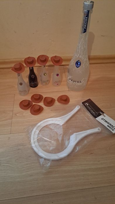 Zestaw Butelka Szklana +małe + czapeczki kowbojskie i otwieracz