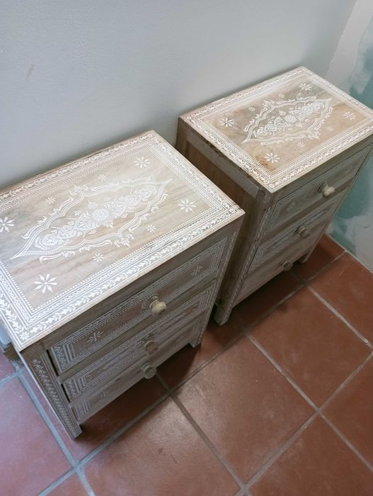 Duas mesinhas de cabeceira