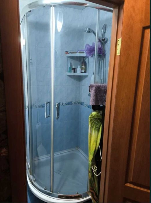 Доглянута кімната в гуртожитку з власним санвузлом