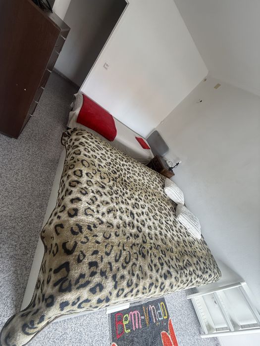 Quarto c varanda mobiliado com despesas incluídas  no Centro da Moita autocarro p Lisboa na porta (leia)