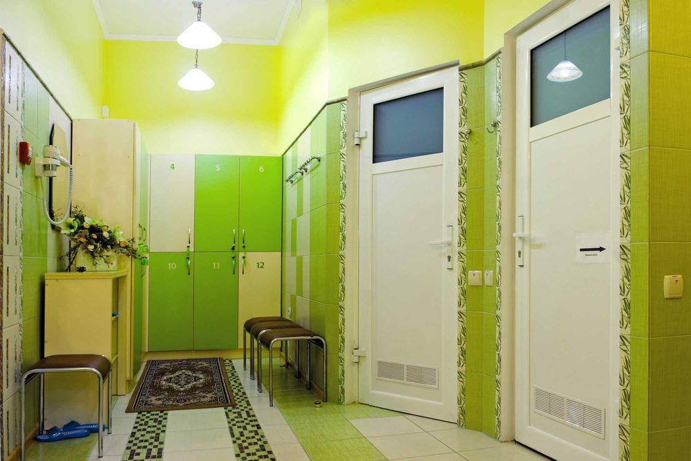 Продаж комерційного приміщення (діючий бізнес) біля Гостинця 447 м.кв.