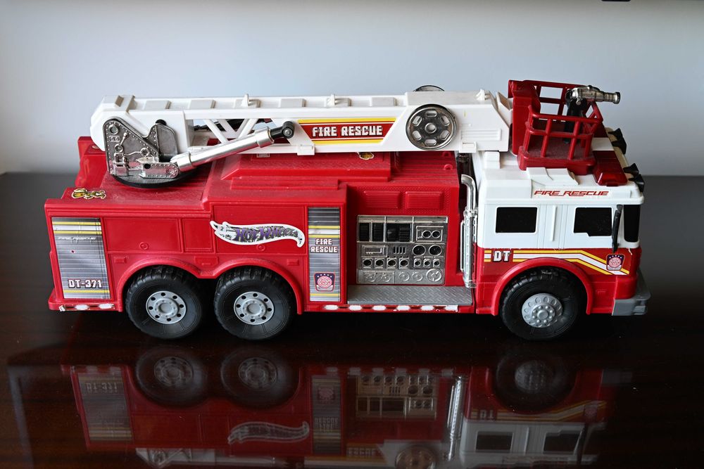 Camião bombeiros 55cm com luzes e som