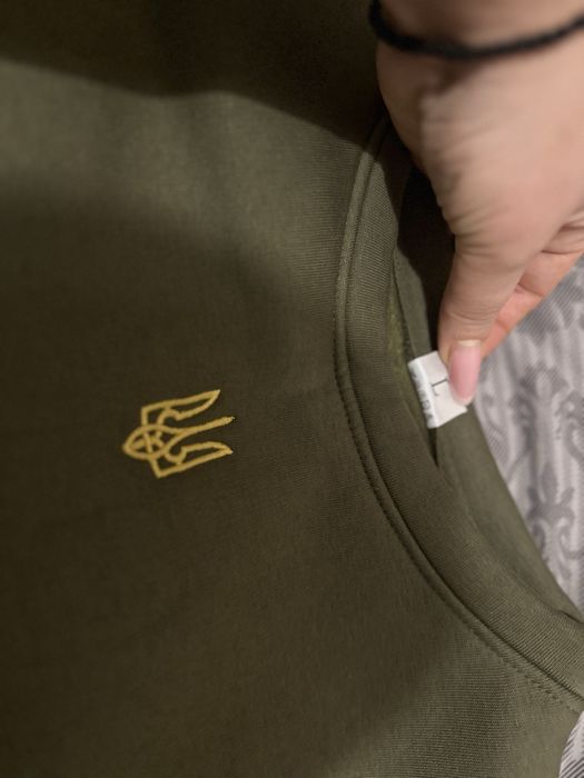 Світер з вишитим гербом