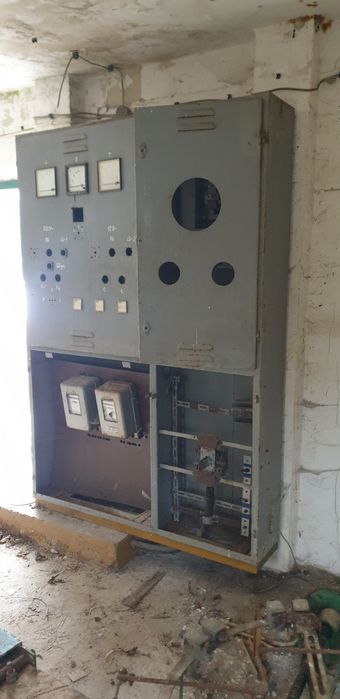 Stara szafa elektryczna liczniki