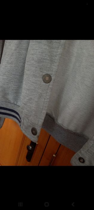 casaco cinzento criança