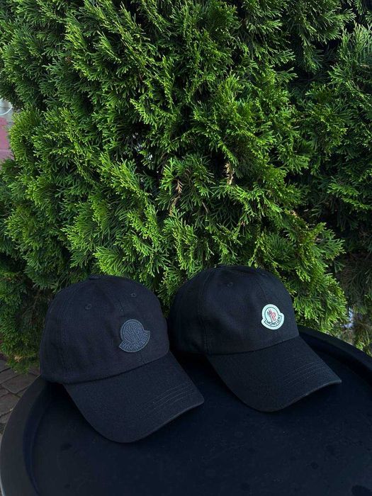 Кепка від Moncler