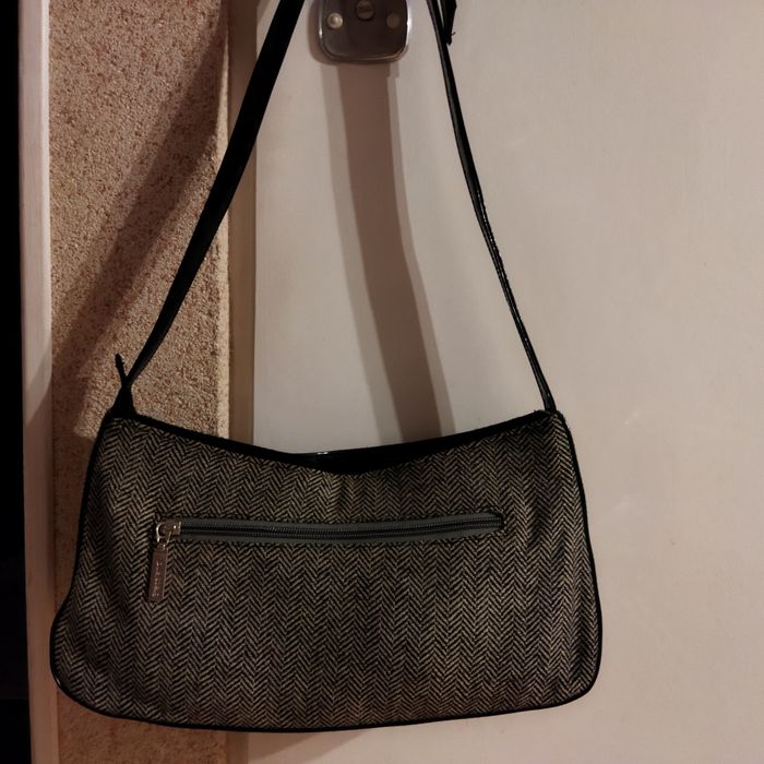 Torebka na ramię lakierem z materiałem w jodełkę