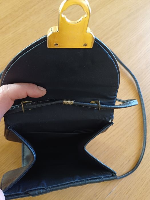 Mala tiracolo com fecho dourado