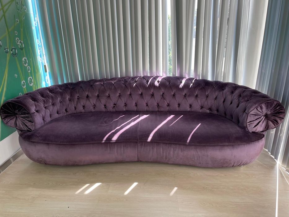Sofá lilás em tecido aveludado