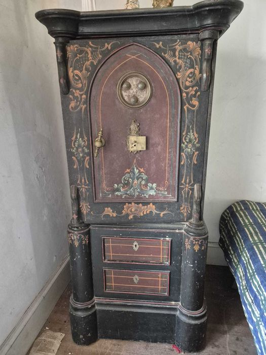 Cofre antigo em ferro pintado, decorado à mão