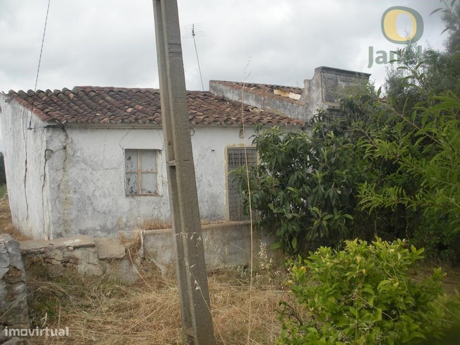 Ruína com 237 m2 com 2200 m2 de terreno