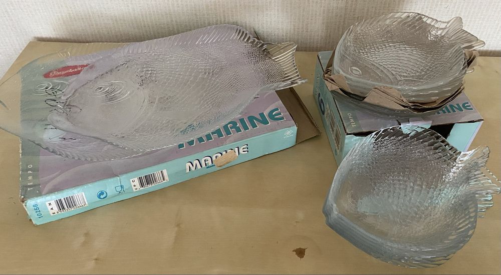 Komplet szklanych talerzy w ksztalcie ryby, 2 duże i 12 malych.