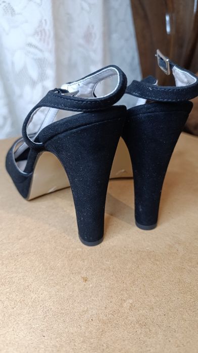 Босоніжки на каблуку,нові.