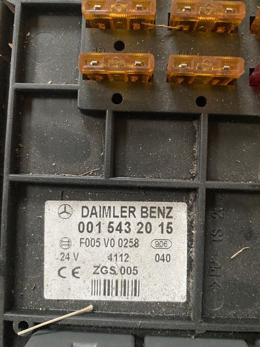 Mercedes Vario блок запобіжників 24V