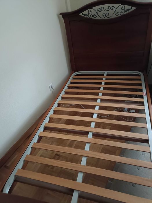 Cama de solteiro em madeira de cerejeira