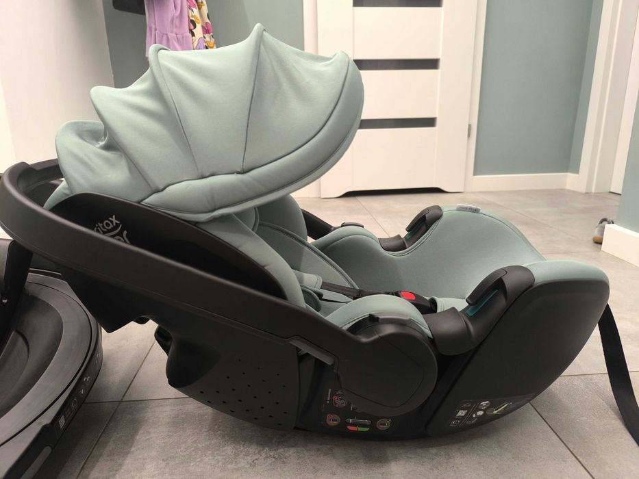 Fotelik dziecięcy Britax Romer Babysafe Pro z bazą.