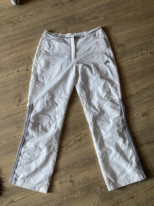białe spodnie sportowe dresy adidas