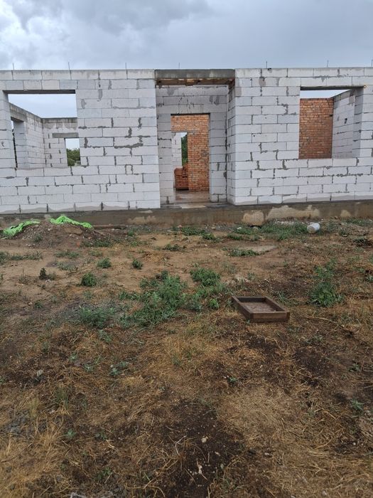 Продам незавершене будівництво.Є світло,каналізація.Всі деталі по телефону.Торг