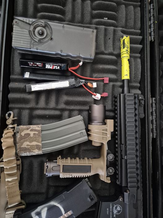 M4 airsoft com varios acessórios e extras
