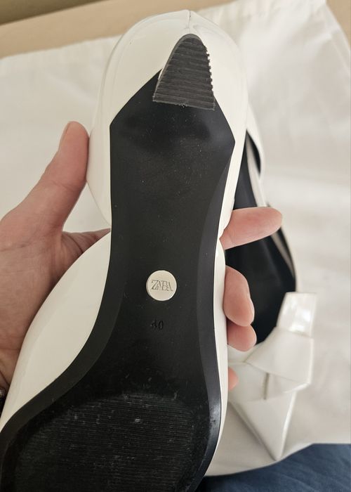 Białe kremowe buty czółenka Zara szpilka szpic sandały
