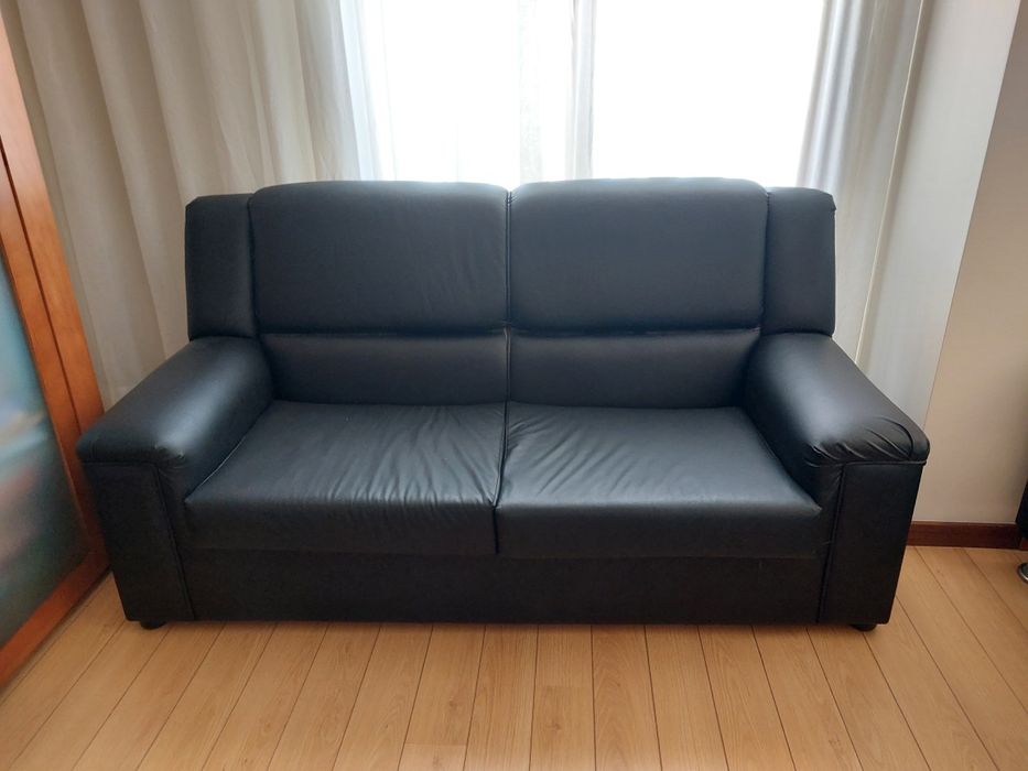 Sofá cama de 2 lugares em preto