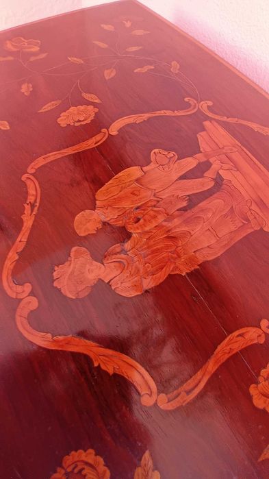 Mesa de jogo antiga em madeira