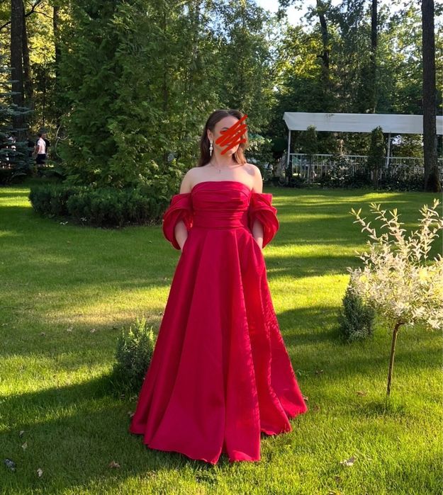 Червона випускна сукня