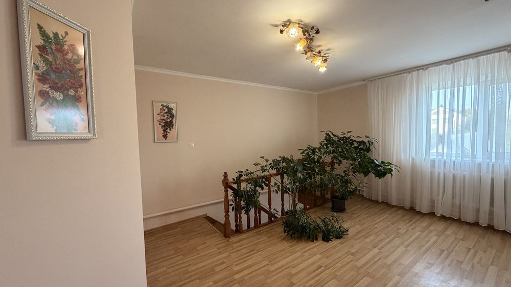 Продаж окремого будинку з ремонтом і ділянкою 11 сотих у с. Біла