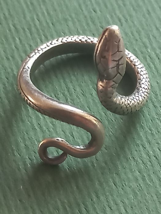 Pierścionek w kształcie węża, żmii - srebro próby 0.900