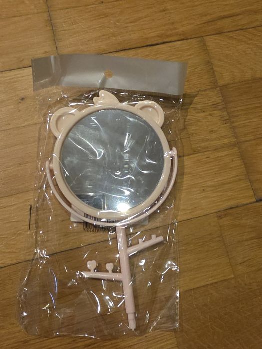 Stojące lusterko kosmetyczne