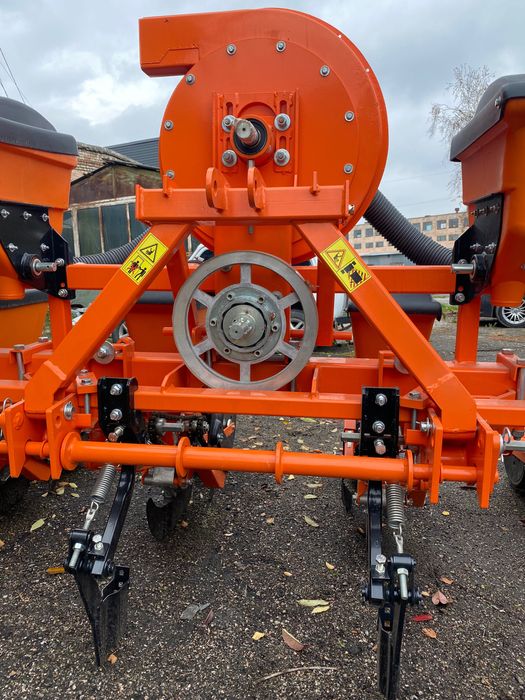 Сівалка пневматична Весна 8 Фаворит (Сеялка универсальная Весна 8)