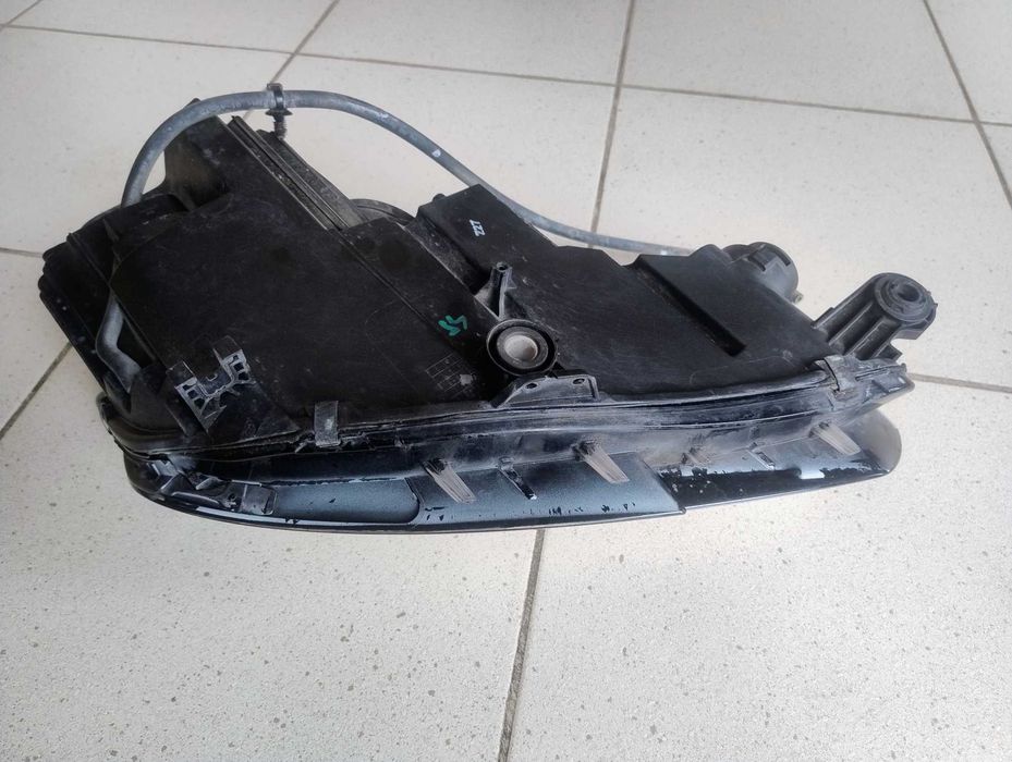 Lampa lewa przednia xenon  AUDI A4 8W B9