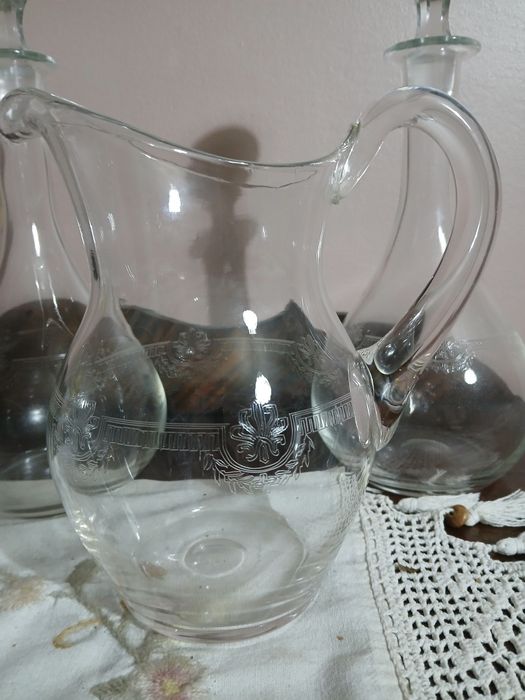 Vendo conjunto de 2 garrafas,1 jarra mais 10 cálices