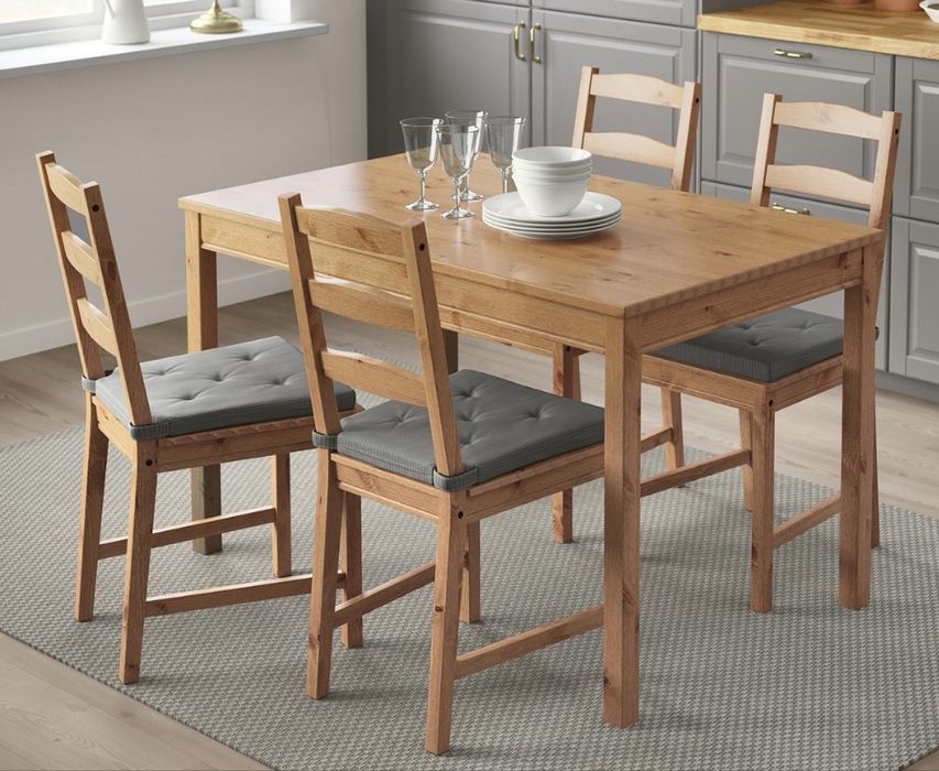 Mesa com quatro cadeiras