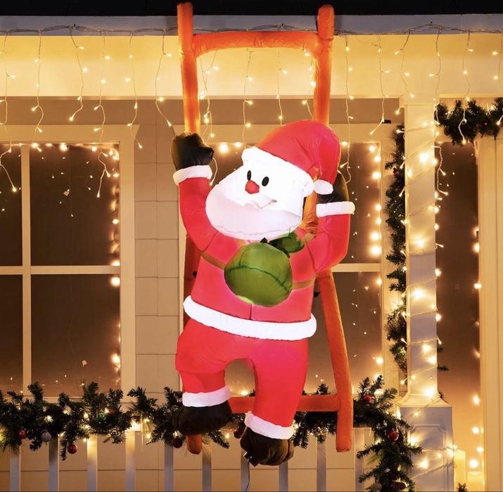 Pai natal insuflavel a subir escada