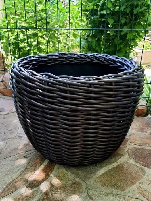 Doniczki wykonane z rattanu