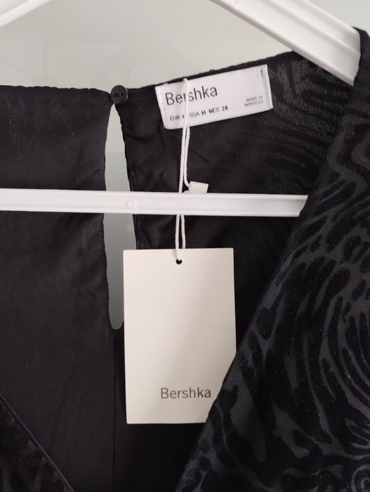 Sukienka mała czarna Bershka