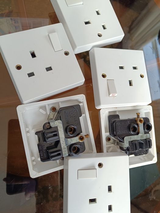 Gniazdka brytyjskie z wyłącznikiem prądu