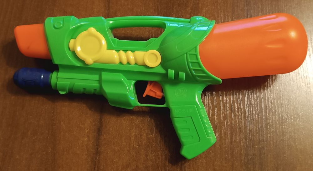 Водний пістолет з насосом