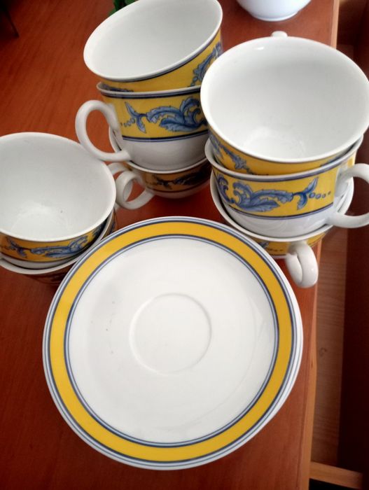 Vários utensílios de servir à mesa