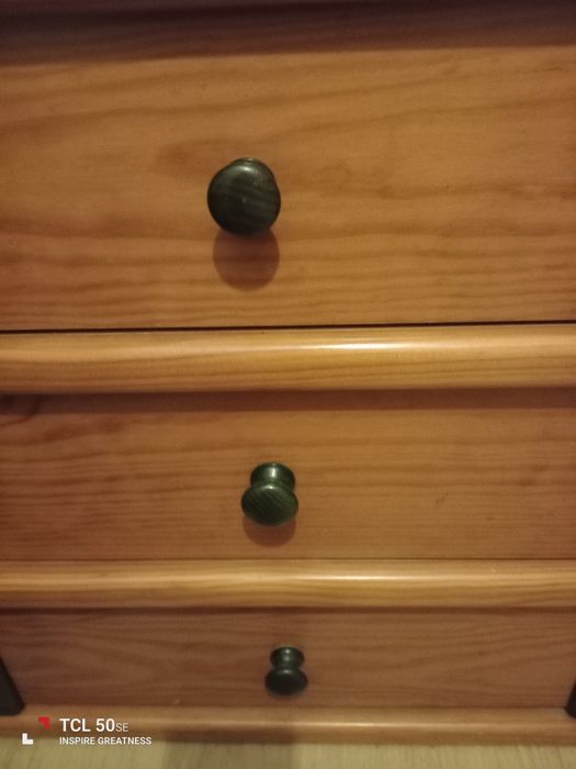 Mesinha de cabeceira em bom estado.