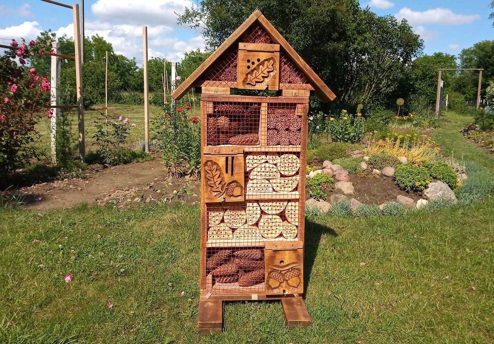 domek dla owadów, hotel dla owadów, rzeźbiony
