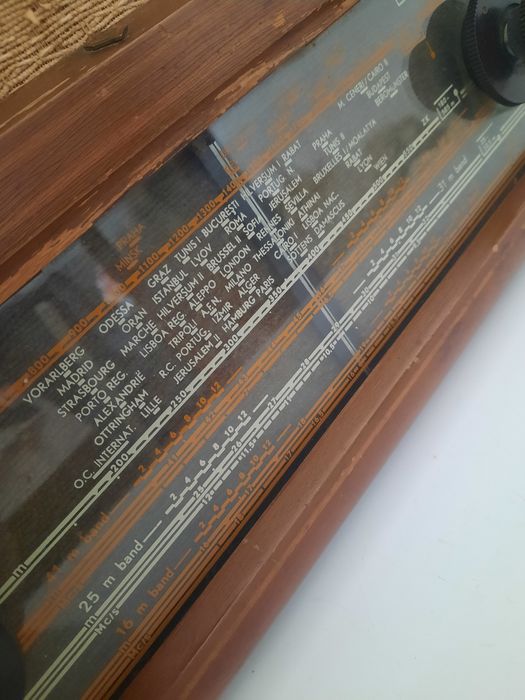 Rádio antigo a válvulas Siera