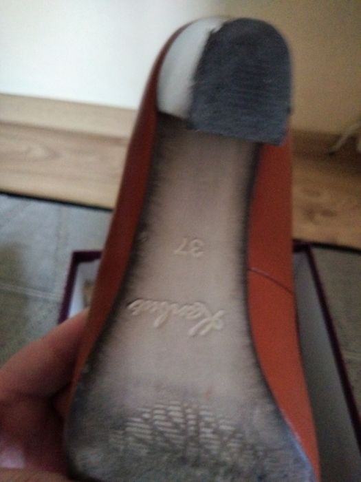 Buty całe ze skóry założone trzy razy posiadające na zapasowe fleki