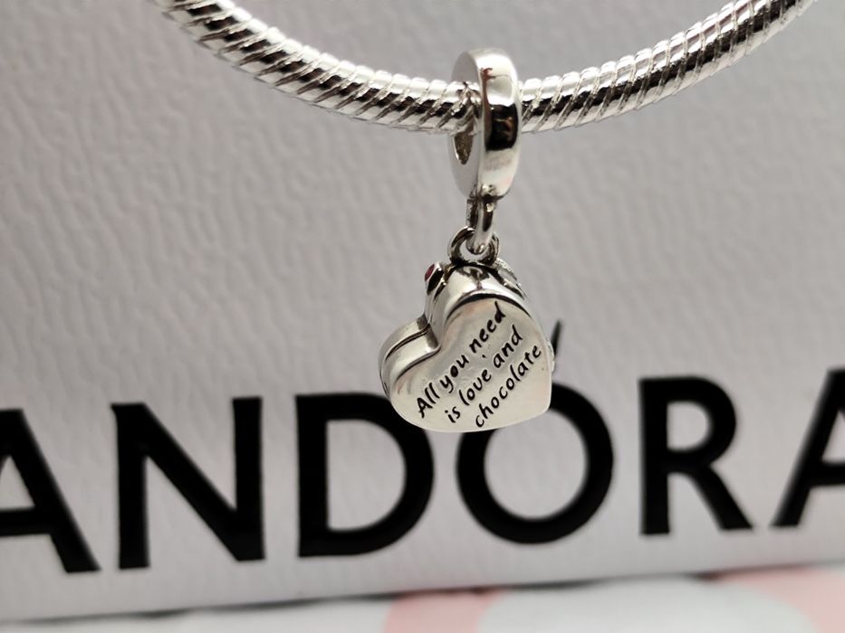 Pendente caixa de bombons da Pandora